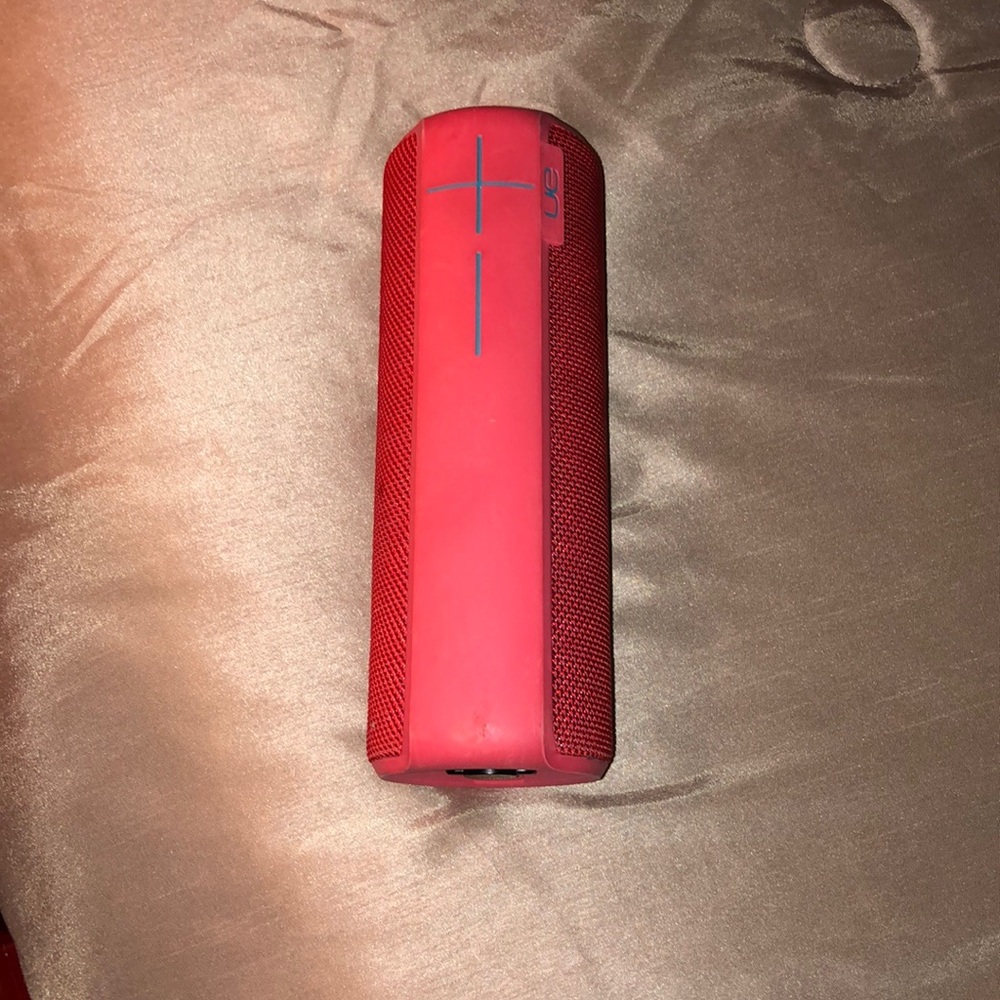 UE boom 2 Speaker with Charging Cable